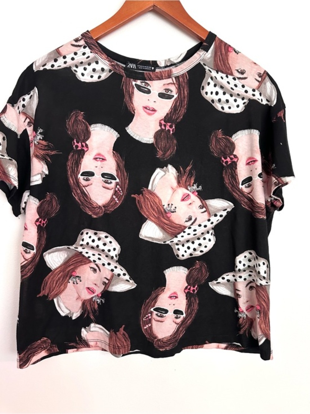 Zara Black Short-Sleeve Graphic Portrait Tee with Pink Accents Size Medium